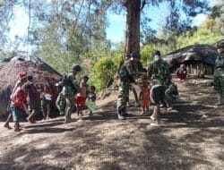 Satgas TNI 300 Siliwangi Beri Edukasi Belajar Langsung Ke Honai Kepada Anak-anak di Wuloni Papua