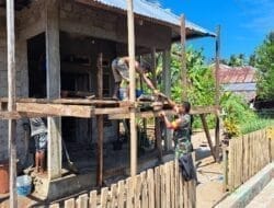 Wujud Kepedulian Babinsa Bantu Plester Dinding Rumah Warga Binaan