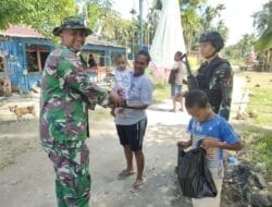 Wujud Manunggal TNI Dengan Rakyat, Satgas Yonif 122/TS Bagikan Hasil Ketahanan Pangan Pos Kepada Masyarakat*