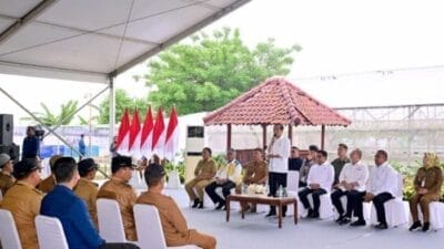 Presiden Jokowi bertemu dengan para kepala desa se-Kabupaten Serang di Desa Margagiri, Kabupaten Serang, Provinsi Banten,