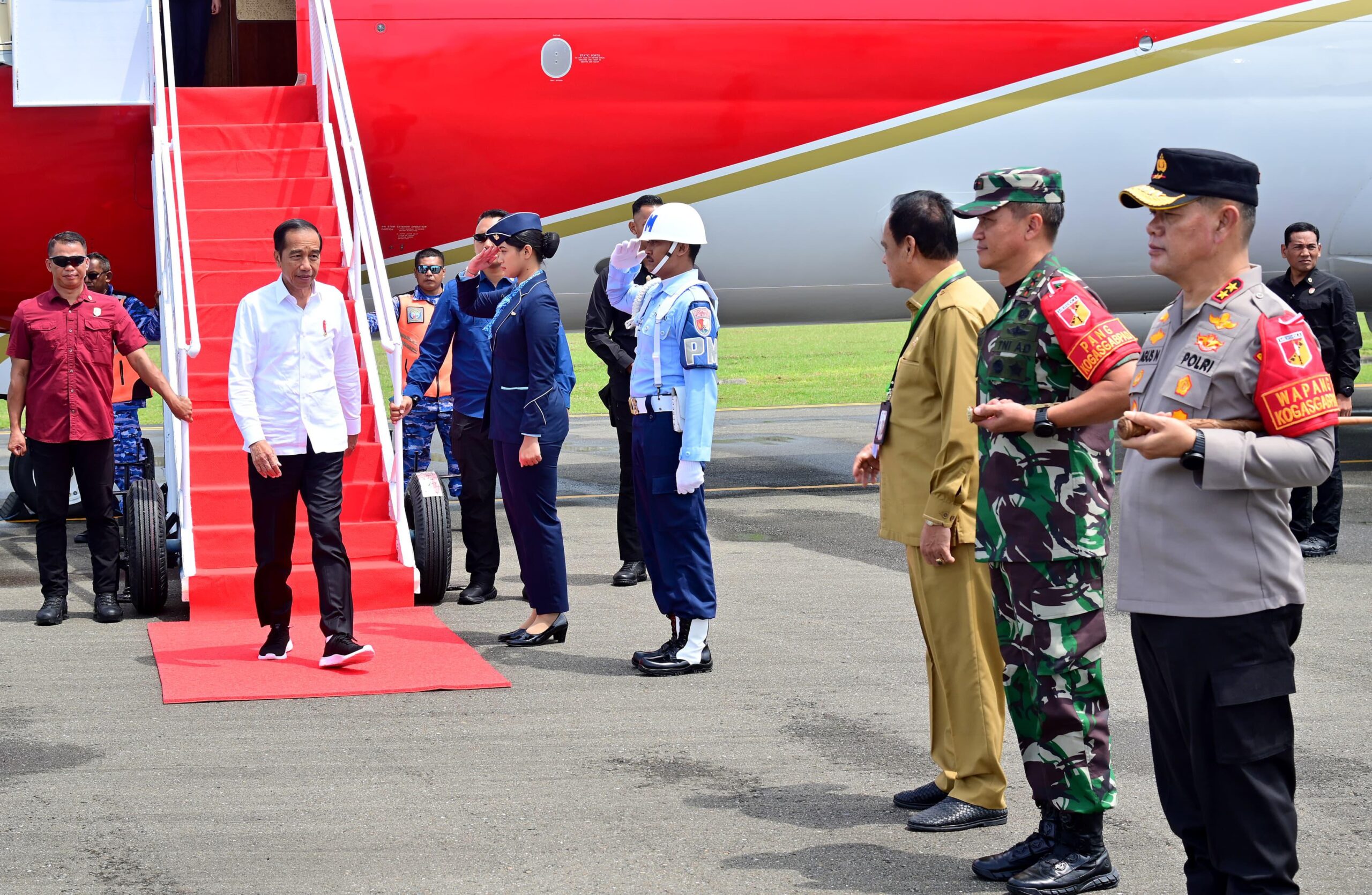Pangdam XIII/Mdk Sambut Kedatangan Presiden di Bandara Sultan Amiruddin Amir