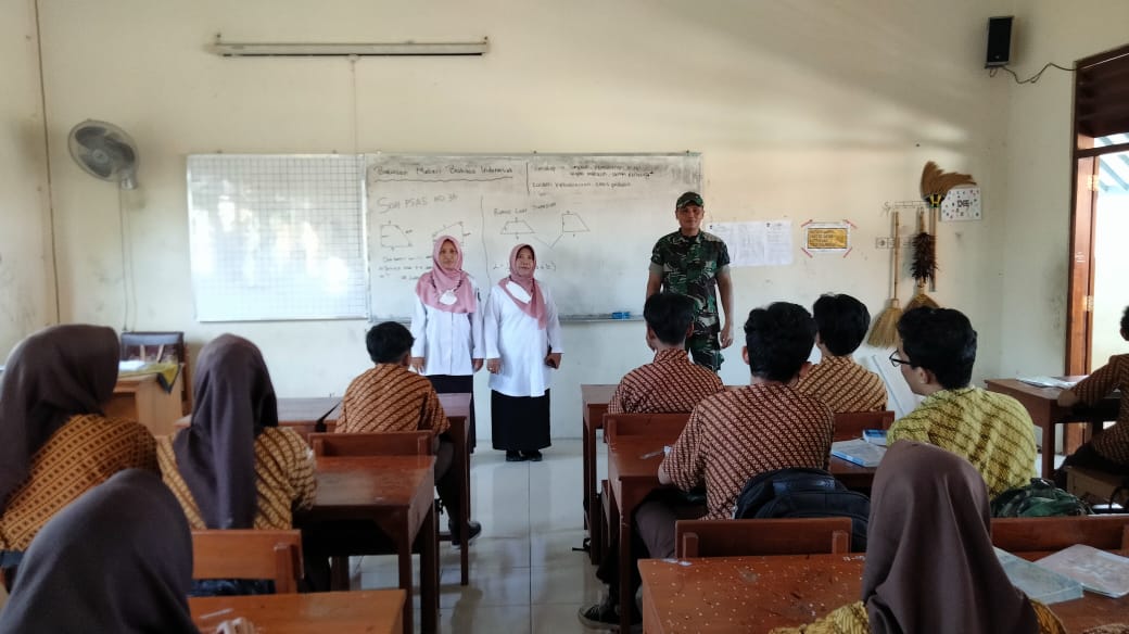 Patik Semangat Belajar, Serma Yudhi Widiyanto Datangi SMP N 22 Surakarta Dan Berikan Motivasi