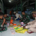 Bangun Kemanunggalan TNI -Rakyat, Anggota Satgas TMMD Berbuka Puasa Bersama Masyarakat