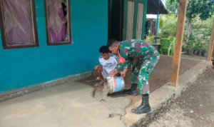 Babinsa Kodim Tidore, Bantu Warga Cor Lantai Teras Rumah