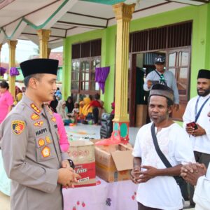 Kapolresta Sorong Kota, Berbagi Takjil di Warga Muslim Kokoda