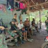 Pererat Hubungan dan Keakraban TNI dan Rakyat, Satgas Pamtas Yonif 726/Tml Lakukan Anjangsana di Perkampungan Perbatasan RI-PNG