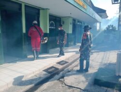 Basmi Sarang Nyamuk, Babinsa Koramil 0808/20 Sananwetan Dampingi Kegiatan Fogging