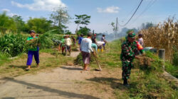 Wujudkan Lingkungan Bersih, Babinsa Sumbersari Ajak Warga Gotong Royong Bersihkan Jalan Desa