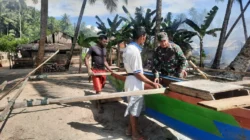 Peduli Nelayan, Babinsa Koramil 1505-03 Maba Turun Tangan Bantu Turunkan Perahu