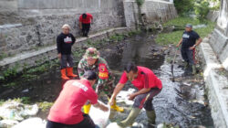 Babinsa Kelurahan Kepanjenkidul Bersama Warga Bangun Tanggul Penahan Abrasi Dan Bersihkan Sampah Di Sungai