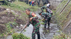 Peringati Hari Juang Kartika Ke-79, Koramil 0808/01 Sukorejo Gelar Aksi Bersih Sungai Di Kepanjenkidul