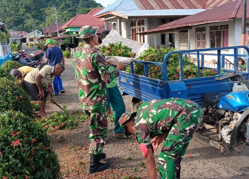 Peduli Kebersihan, Personil TNI-Polri Bersama Warga Bersihkan Masjid