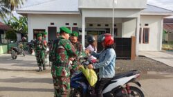 Jum’at Berkah, Anggota Koramil 1505-0 Maba Bagikan Makanan Gratis kepada Pengguna Jalan