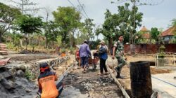 Koramil Lumbang Dampingi Pembangunan Jalan Beton Desa Purut Probolinggo