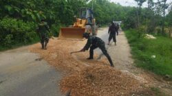 TNI Bancar Tuban Bahu Membahu Dengan Masyarakat Perbaiki Jalan Demi Keselamatan Bersama