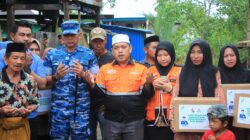 Danlanud Sultan Hasanuddin Berikan Bantuan Ratusan Paket Sembako Untuk Korban Banjir Kabupaten Maros