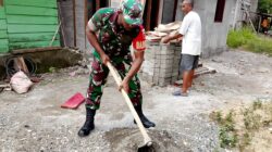 Tingkatkan Manunggal Dengan Rakyat, Babinsa Desa Fritu Koramil 1512-01/Weda Serda Andi Rumpaidus bantu Bangun rumah Layak Huni