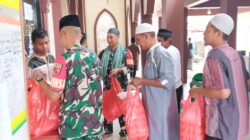 Anggota Koramil 1505-05 Sofifi Bagikan Makan Gratis di Masjid Desa Galala