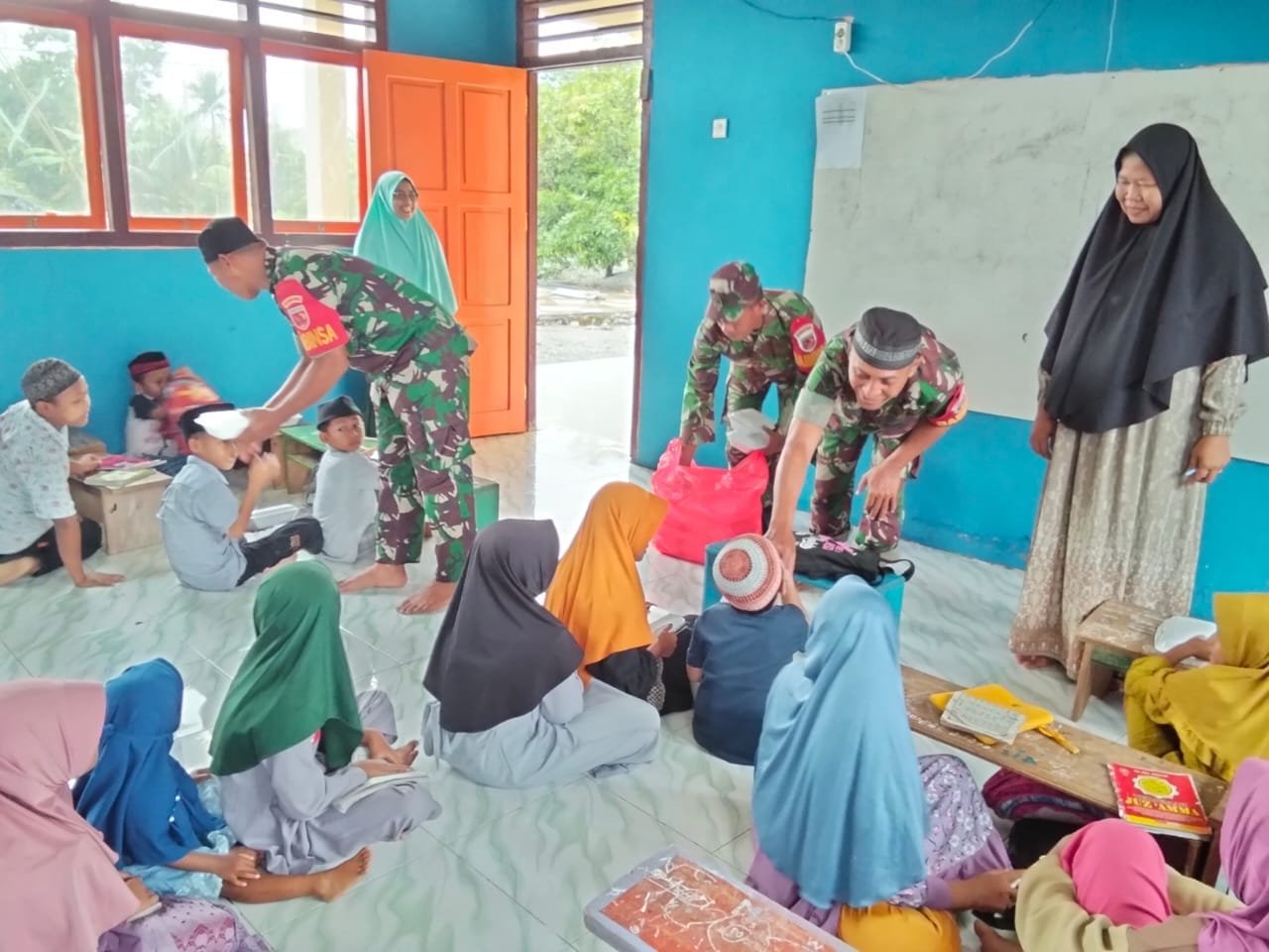 Anggota TNI Berbagi Makanan Gratis, Anak-anak TPQ Antusias Sambut Jumat Berkah