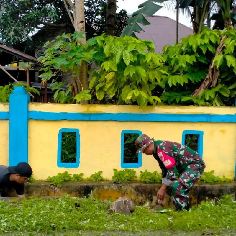 Aksi Peduli Lingkungan, Babinsa Kodim 1505 Tidore Bersihkan Selokan Bersama Warga