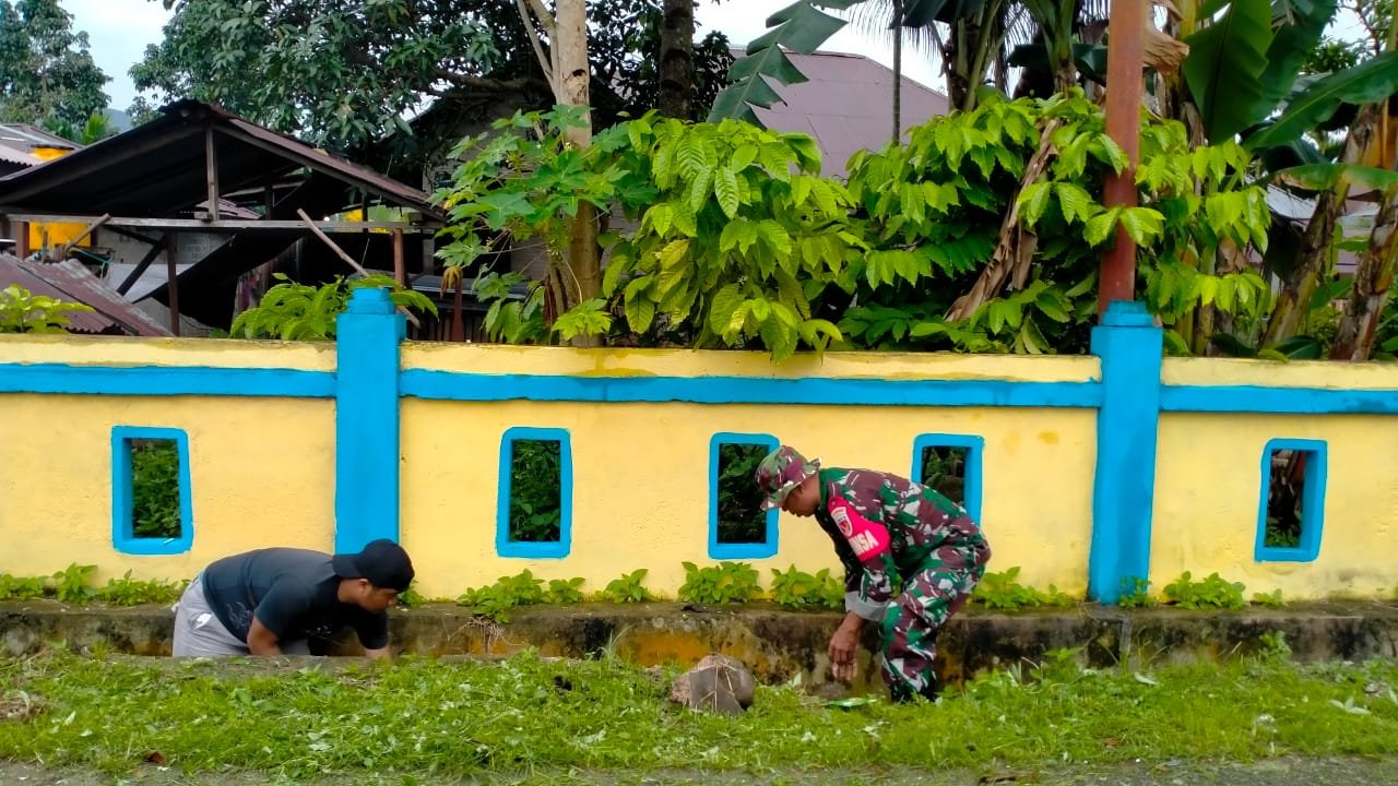 Aksi Peduli Lingkungan, Babinsa Kodim 1505 Tidore Bersihkan Selokan Bersama Warga