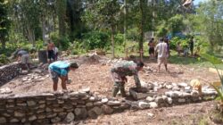 Babinsa Koramil 1505-04 Oba Bersama Warga Gotong Royong Bangun Pondasi Rumah