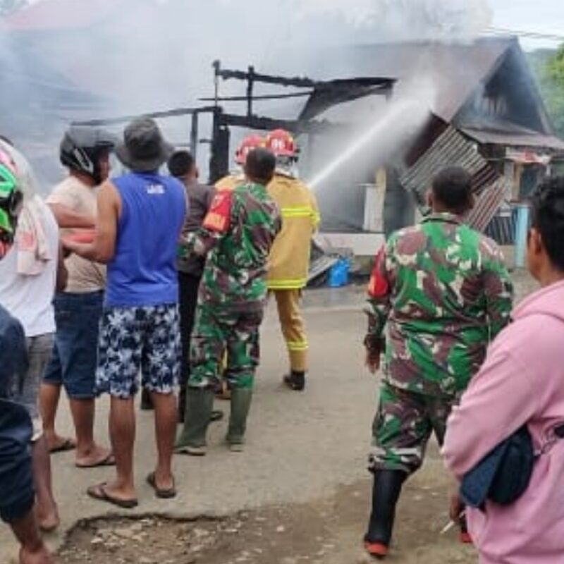 TNI dan Tim Gabungan Sigap Tangani Kebakaran Hebat di Halmahera Timur