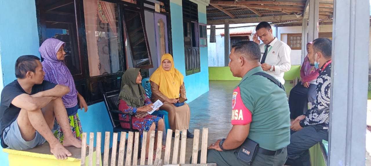 Babinsa Koramil 1505-01/Tidore Dampingi Petugas Kesehatan Cek Warga dengan Gangguan Mental