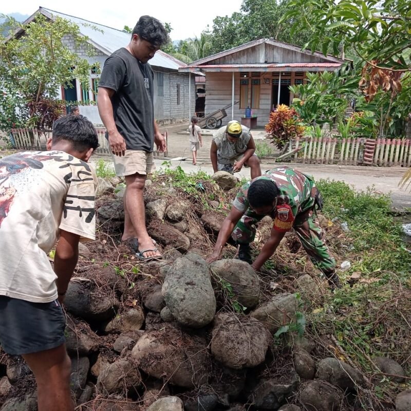 Babinsa Koramil 1505-04/Oba Bersama Warga Gotong Royong Pindahkan Batu untuk Pembangunan Rumah