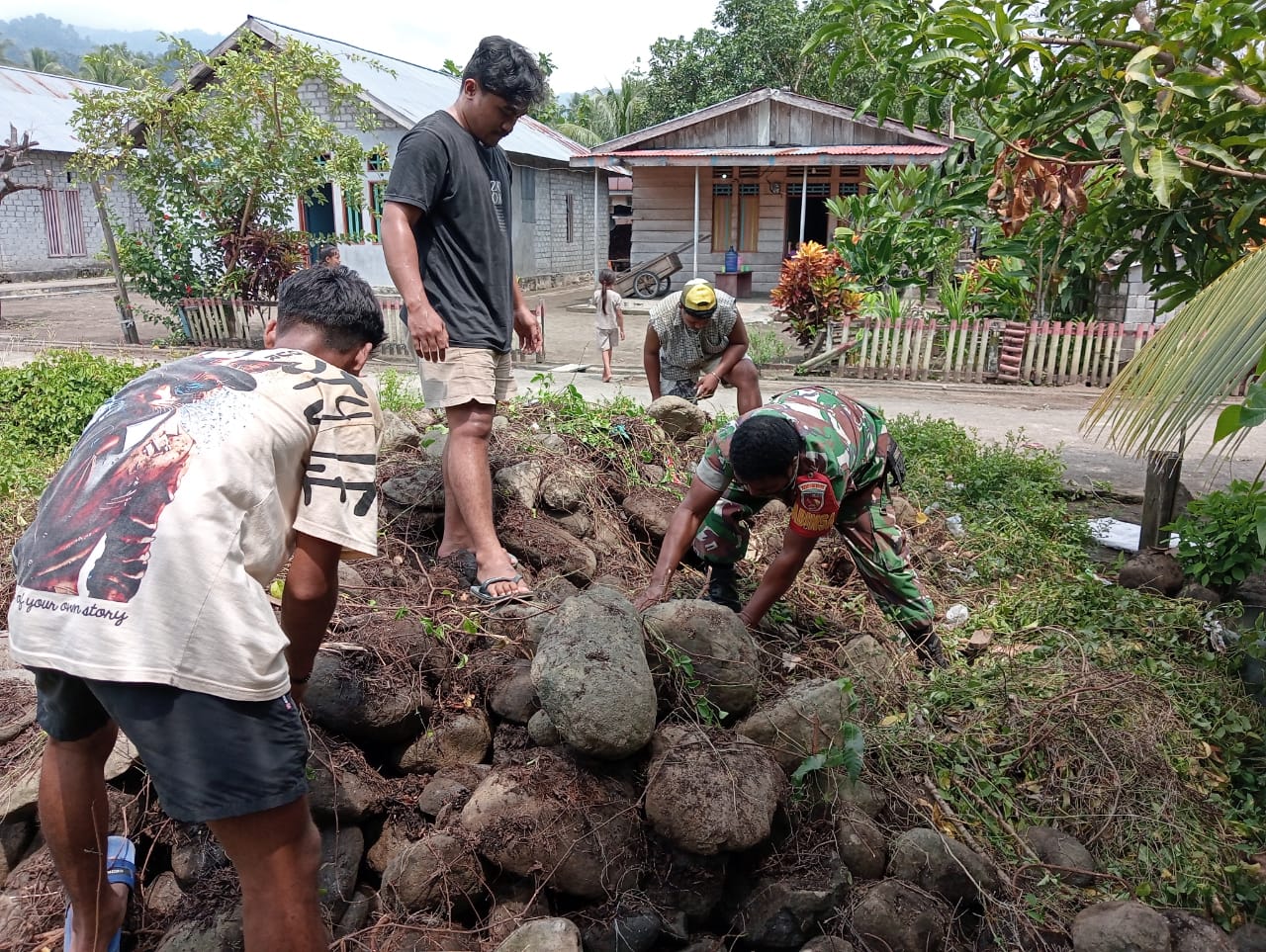 Babinsa Koramil 1505-04/Oba Bersama Warga Gotong Royong Pindahkan Batu untuk Pembangunan Rumah