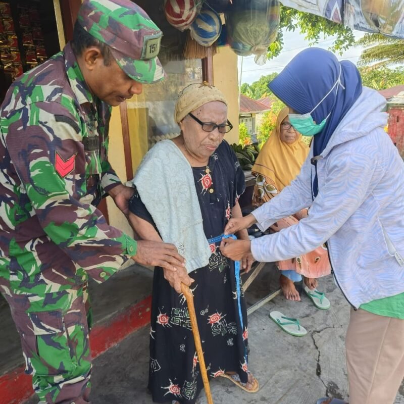 Peduli warga, Babinsa Koramil 1505-01/Tidore Dampingi Petugas Kesehatan Sambangi Lansia