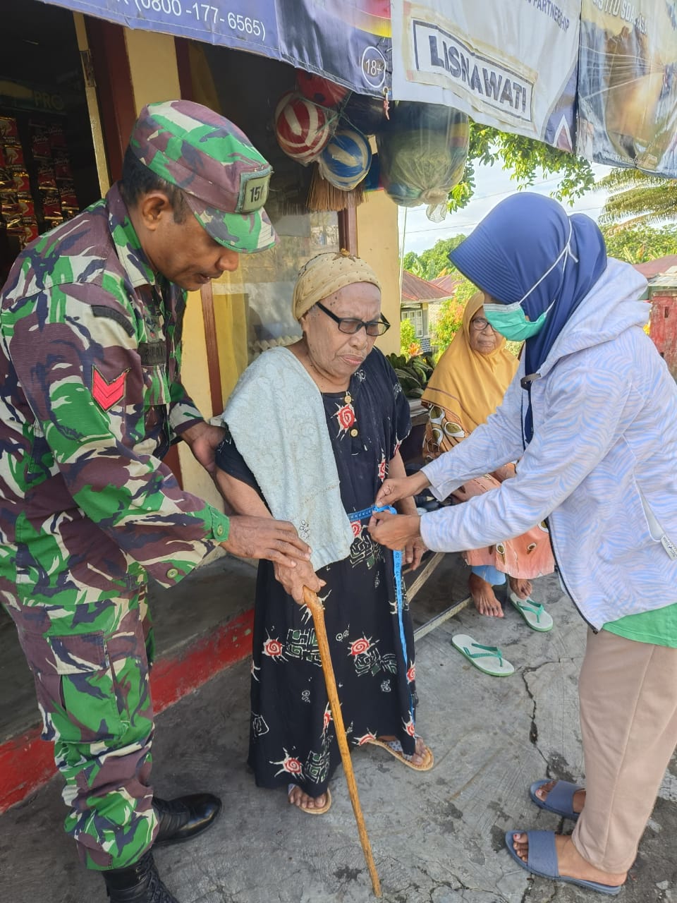 Peduli warga, Babinsa Koramil 1505-01/Tidore Dampingi Petugas Kesehatan Sambangi Lansia