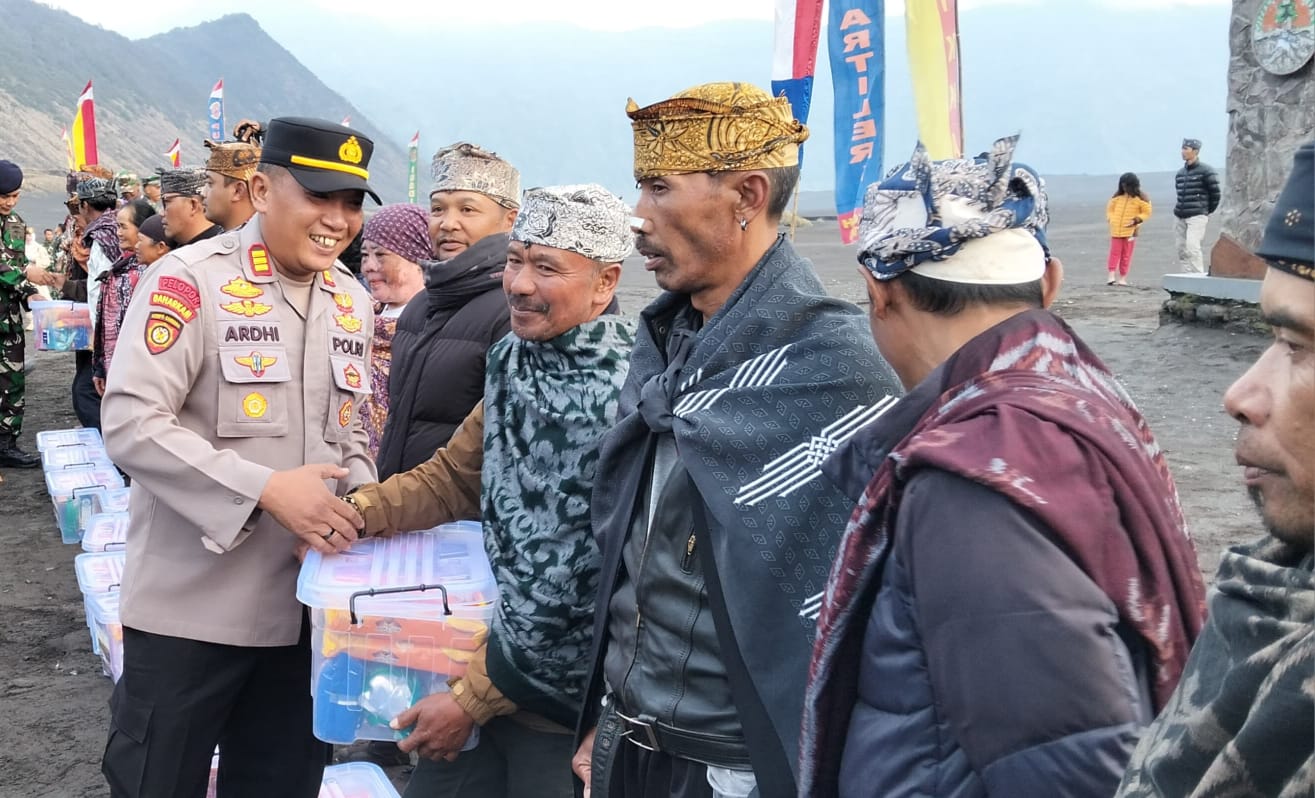 Kapolres Probolinggo Bagikan Sembako untuk Pelaku Usaha Kecil di Bromo