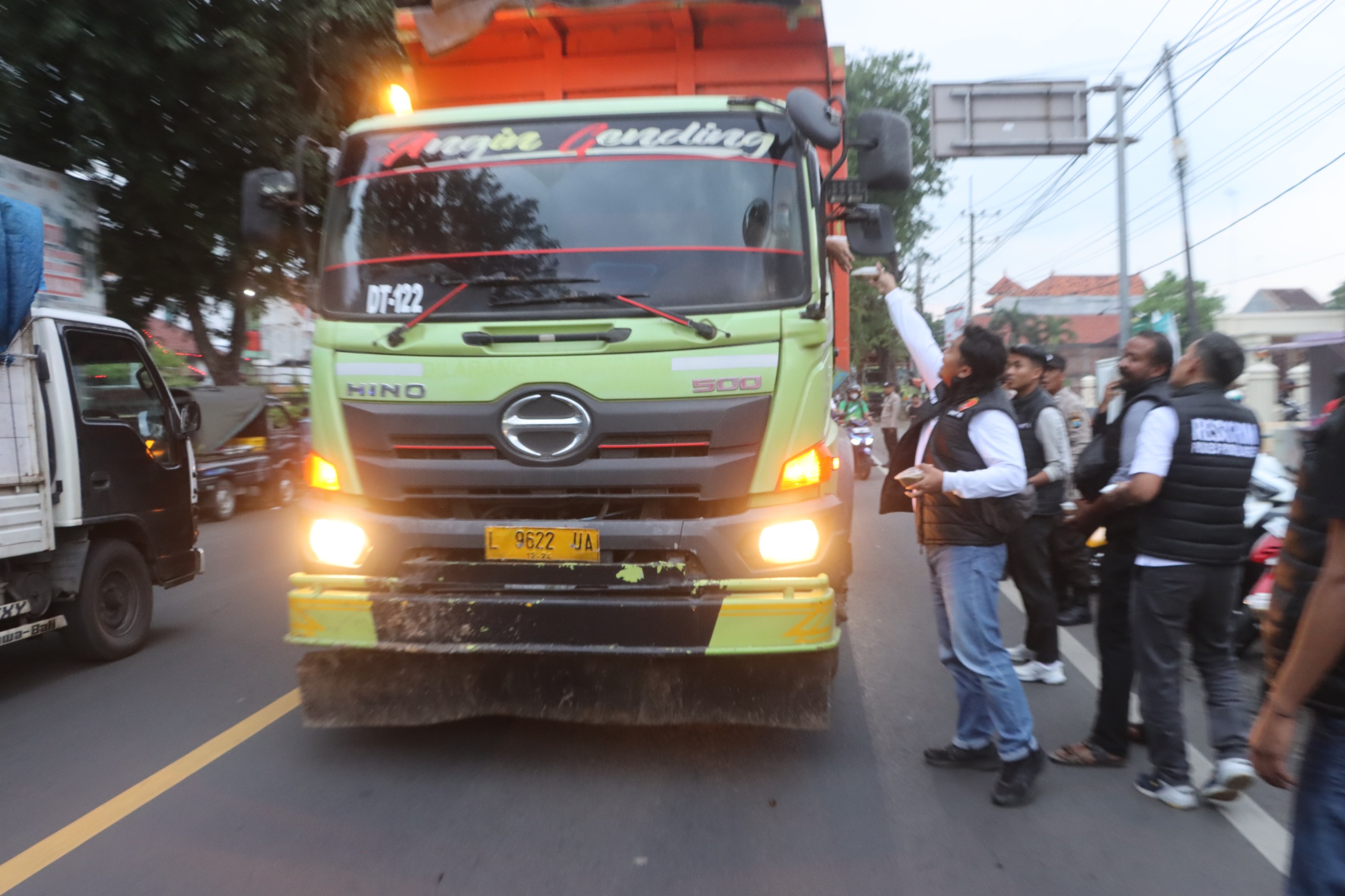 Polres Probolinggo Bagikan Takjil Gratis di Jalan Raya Pantura