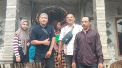 Kepedulian Polsek Kuripan Bantu Ibu Melahirkan Pulang Lewati Medan Sulit