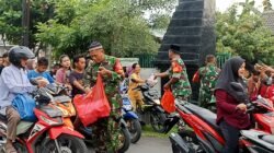 Serentak, Jajaran Babinsa Kodim Bojonegoro, Berbagi Ribuan Paket Takjil di Tiga Lokasi