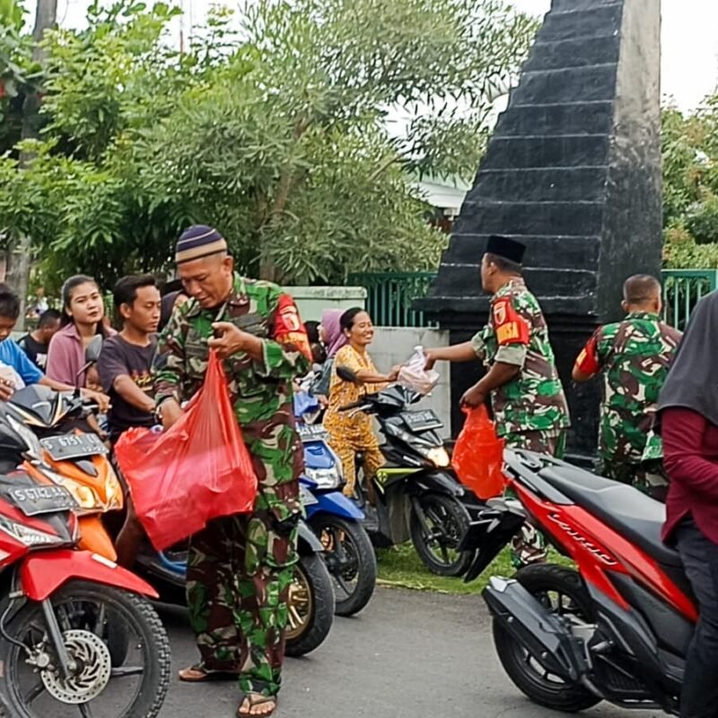 Serentak, Jajaran Babinsa Kodim Bojonegoro, Berbagi Ribuan Paket Takjil di Tiga Lokasi