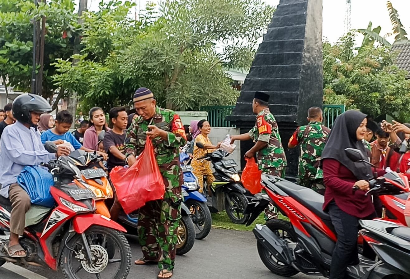 BOJONEGORO, - Bersama puluhan anggota Saka Wira Kartika, jajaran Bintara Pembina Desa atau Babinsa Komando Distrik Militer (Kodim) 0813 Bojonegoro Jawa Timur, serentak membagikan ribuan paket takjil gratis di 3 titik lokasi kepada masyarakat dan para pengguna jalan raya, Jumat (14/3/2025).