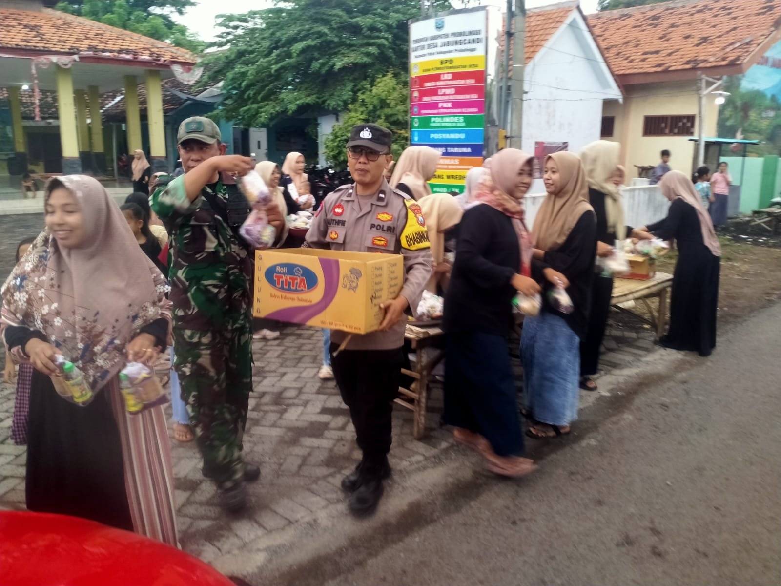 Berbagi Berkah Ramadan, Koramil Paiton Bagikan Takjil Gratis ke Warga