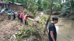 Cegah Banjir, Koramil Besuk dan Warga Gotong Royong Bersihkan Sungai