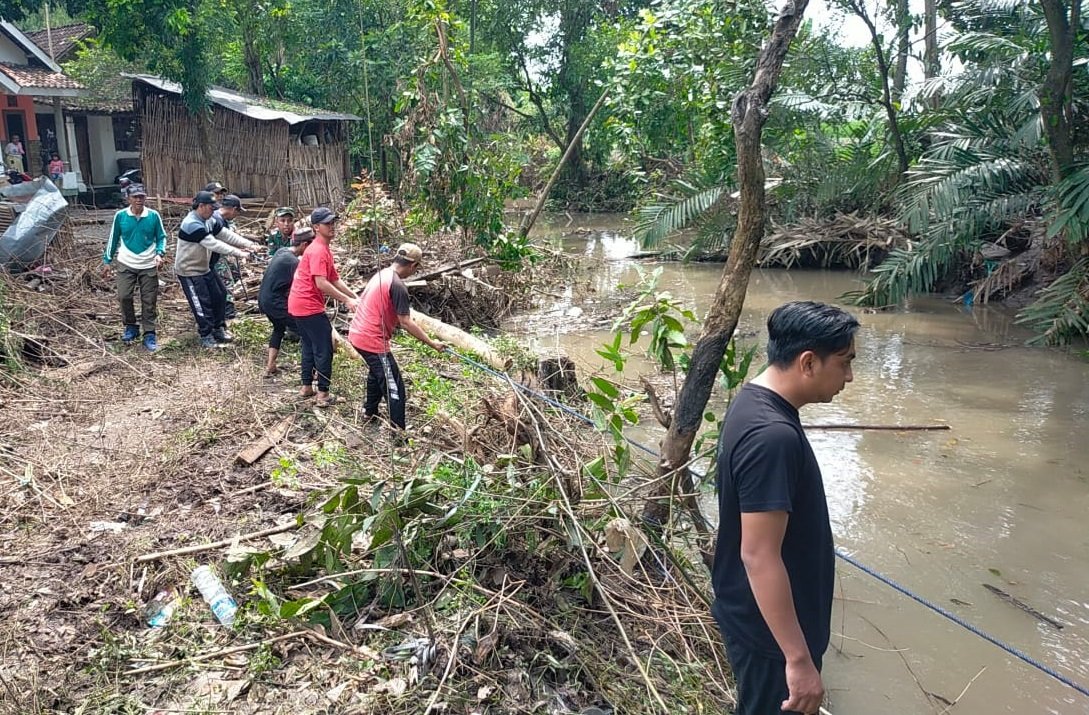 Cegah Banjir, Koramil Besuk dan Warga Gotong Royong Bersihkan Sungai