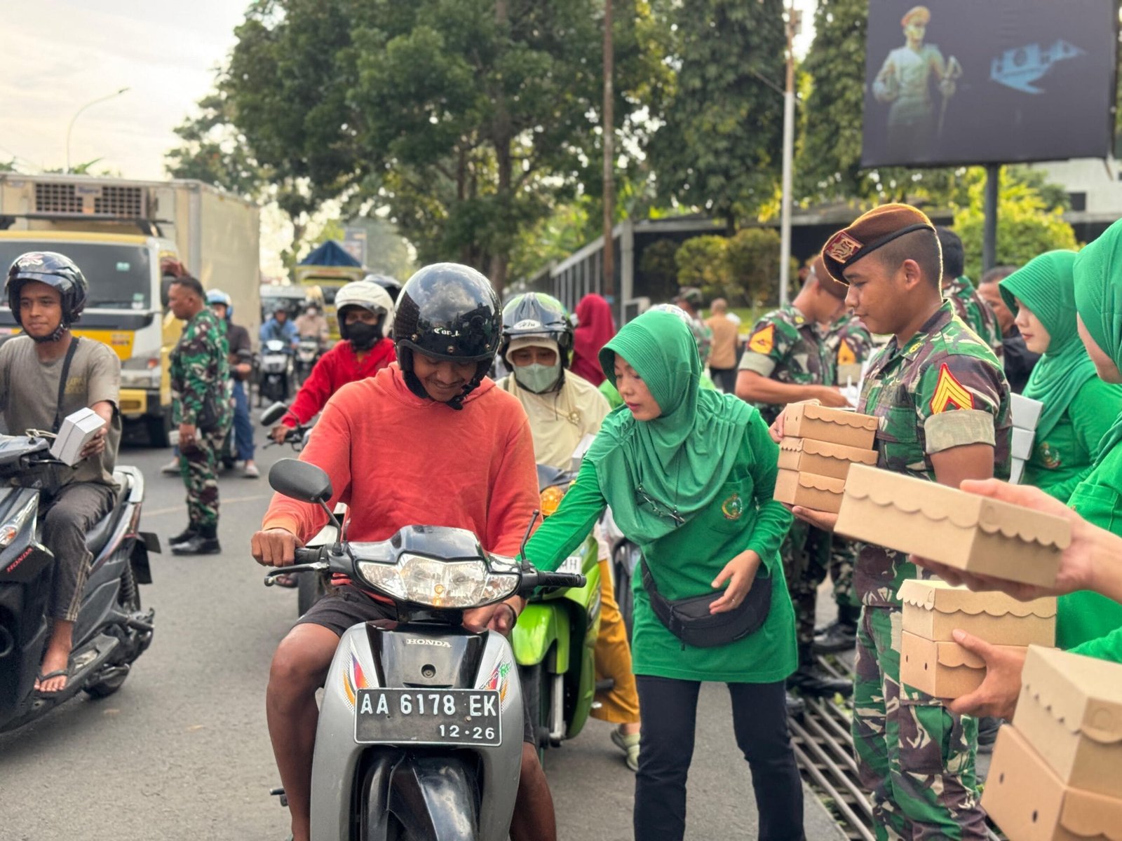 Taruna Akmil, Bersama Mitra Bagikan 350 Paket Takjil untuk Masyarakat