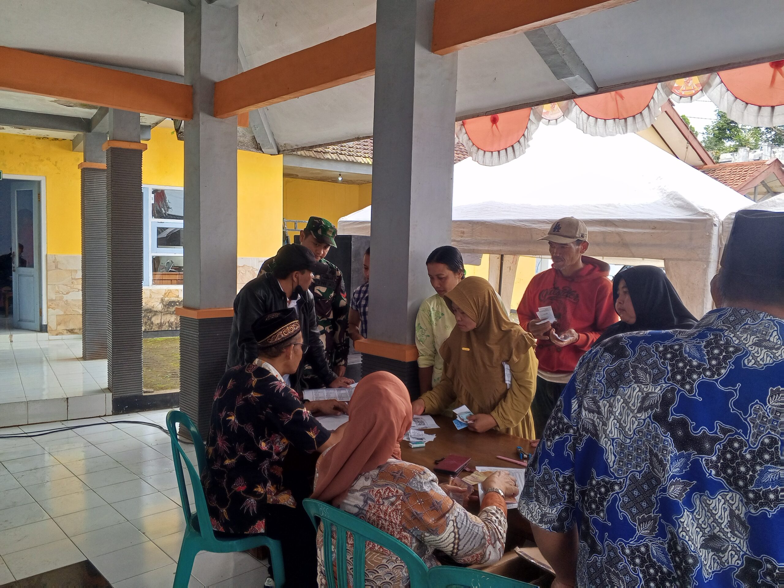 Babinsa Koramil Sumber Kawal Pasar Murah Ramadhan, Warga Antusias