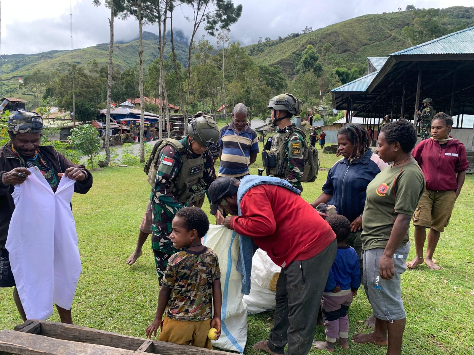 Pos Tinggi Nambut Satgas Yonif 112/Dharma Jaya Bagikan Sarana Penggalangan Kepada Masyarakat Kampung Pagargom