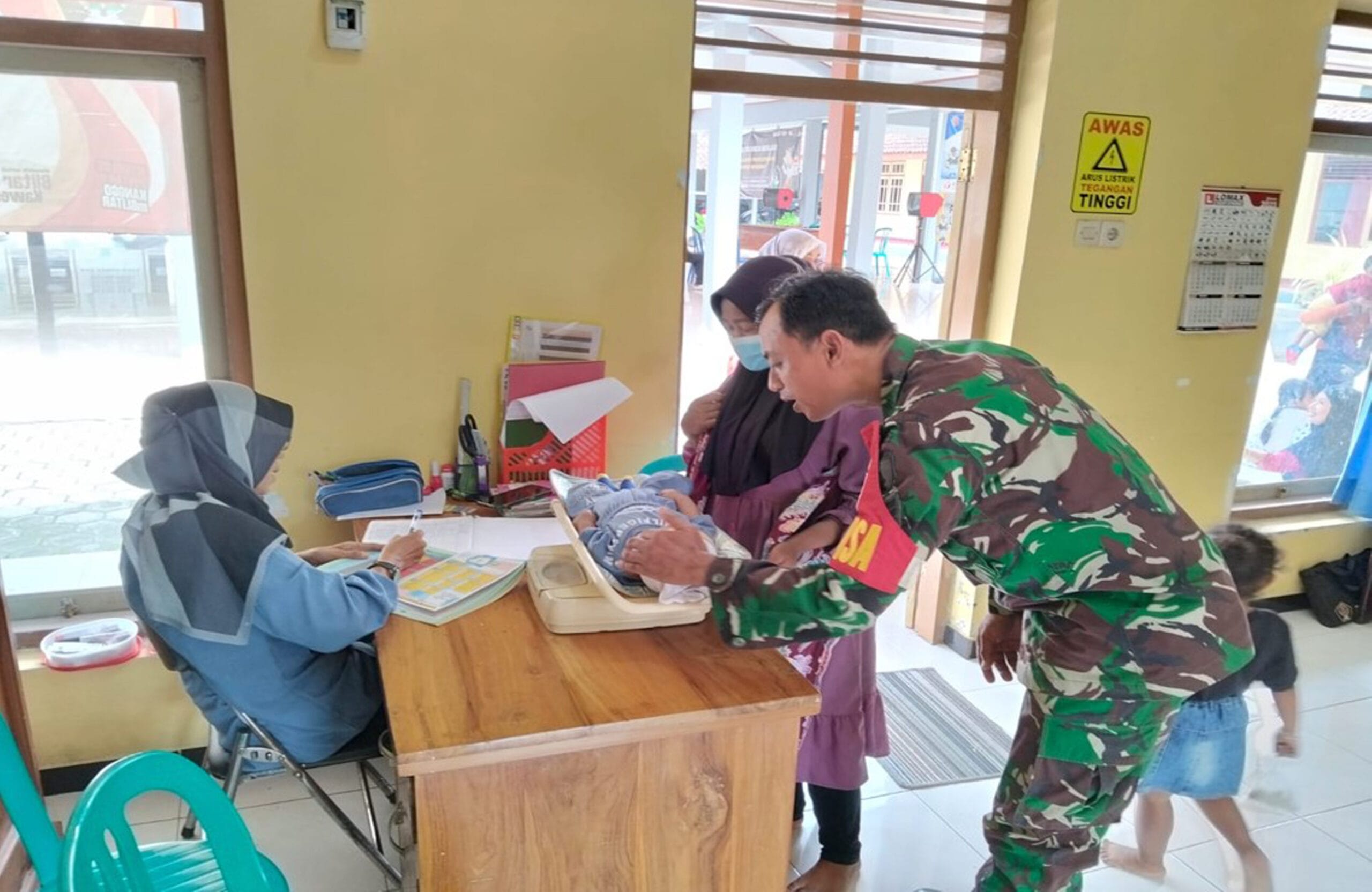 Upaya Cegah Stunting Di Wilayah Binaan, Babinsa Candirejo Dampingi Kegiatan Posyandu
