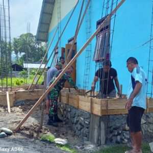 Dekat dengan Rakyat, Babinsa Kodim 1505/Tidore Bantu Cor Tiang Teras Gereja