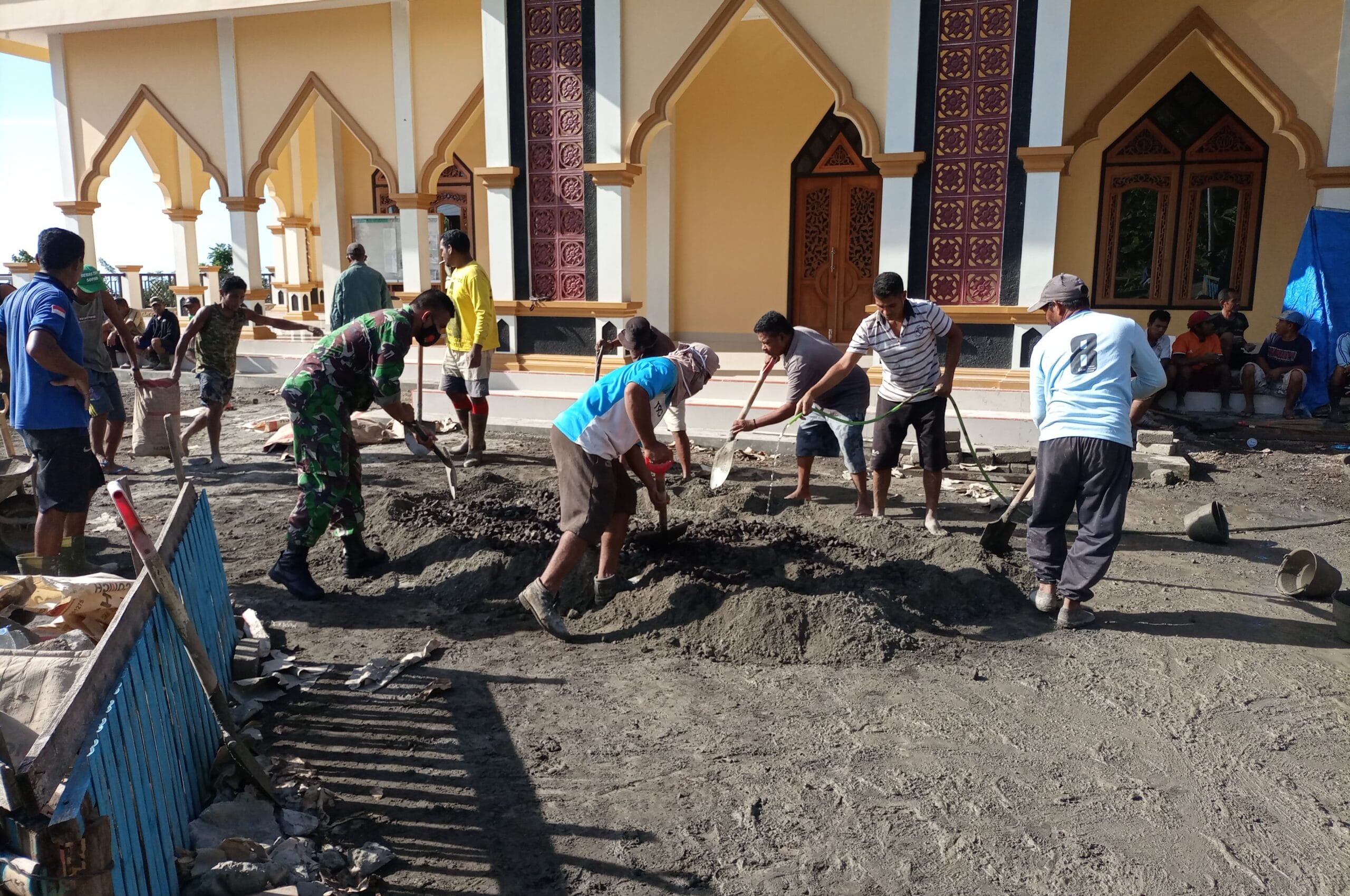 Semangat Gotong Royong, Babinsa dan Warga Bangun Halaman Masjid