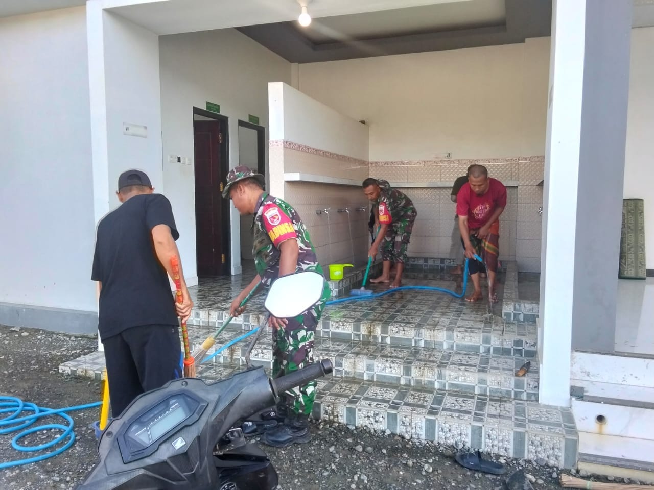 TNI Peduli Tempat Ibadah, Masjid di Wasile Disulap Jadi Lebih Bersih dan Asri