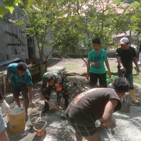 Wujudkan Kepedulian, Babinsa Koramil 1505-04/Oba dan Warga Bangun Pondasi Dapur Secara Gotong Royong