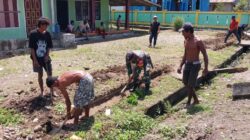 Semangat Gotong Royong, Babinsa Koramul 1505-04/Oba dan Warga Bangun Pagar Kantor Desa